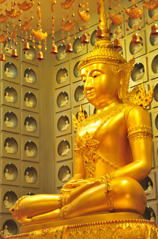來自泰國的金佛，象徵著南北傳佛教的融和