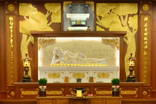 玉佛殿內供奉以緬甸珍奇白玉雕成的臥佛
