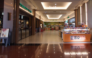 素食的星巴克及7-11便利商店在禮敬大廳內為大眾服務